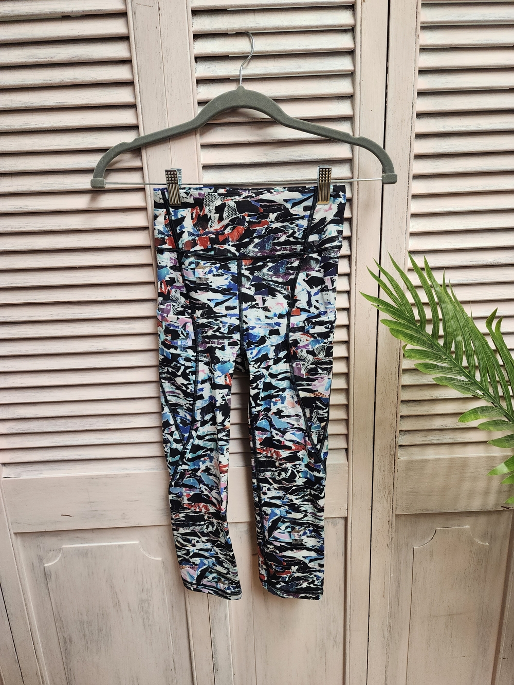 lululemon athletica Multi-Color Abstract Print Leggings 3/4 Length